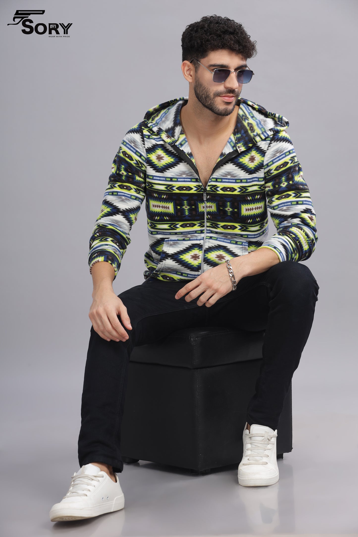 Printed black pullover