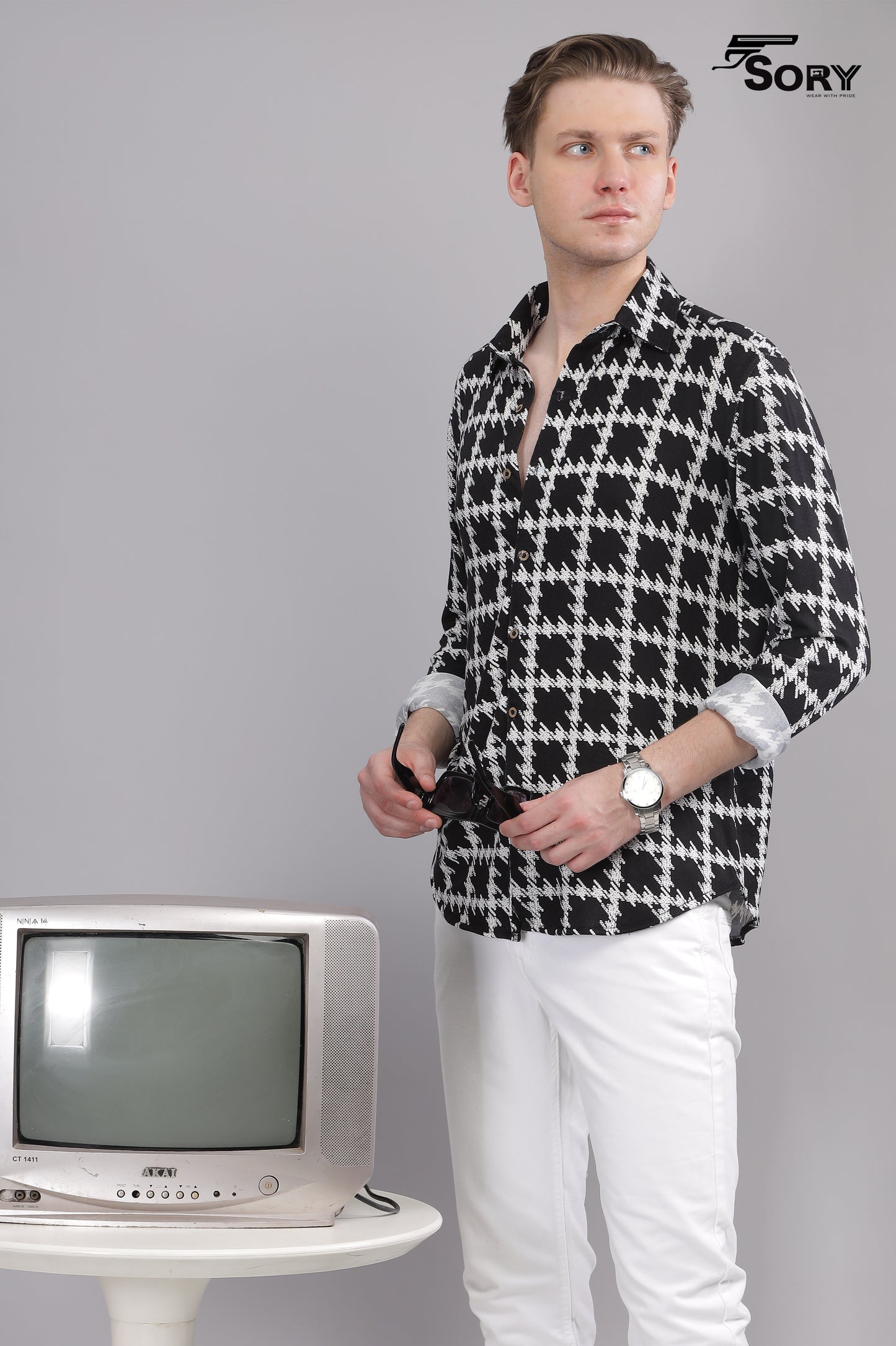 Revere-Fit-Abstract-Black and Wwhite -Print-Shirt